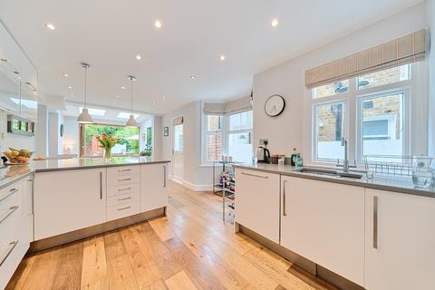 16 Lenham Road, London, SE12 8QN