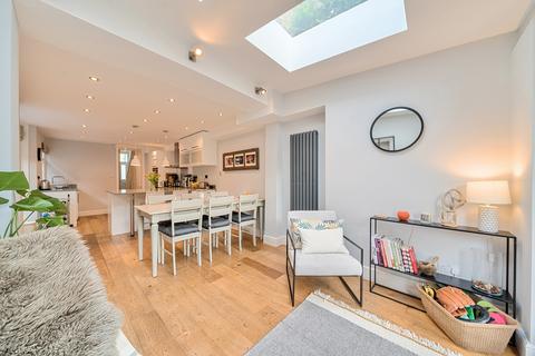 16 Lenham Road, London, SE12 8QN