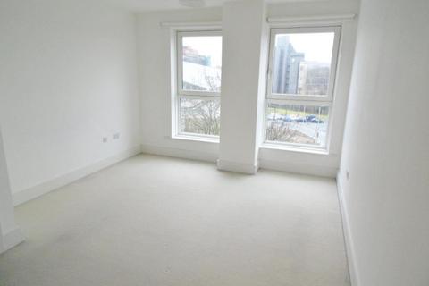 2 bedroom flat to rent, Skyline Plaza, Basingstoke RG21