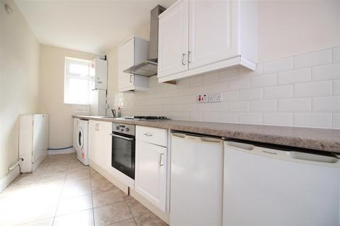 2 bedroom flat to rent, Cornwall Avenue, Southall