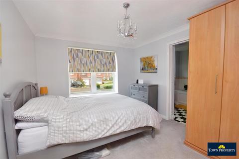 3 bedroom flat for sale, Salvador Close, Eastbourne