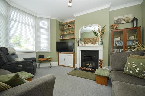 undefined, LARGE FAMILY HOME * SHANKLIN