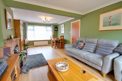 3 bedroom detached house for sale, SHOLING! GENEROUS BEDROOMS! IMPRESSIVE LOUNGE/DINER