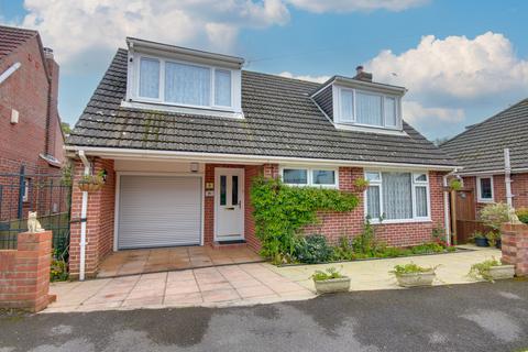 3 bedroom detached house for sale, SHOLING! GENEROUS BEDROOMS! IMPRESSIVE LOUNGE/DINER