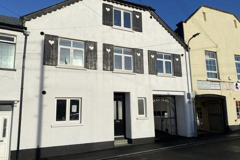 2 bedroom flat to rent, Barn Mews,