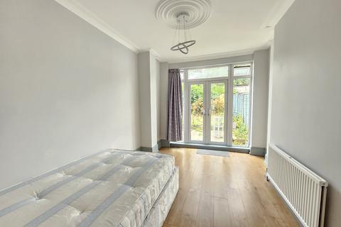 2 bedroom flat to rent, Hale Grove Gardens, London NW7