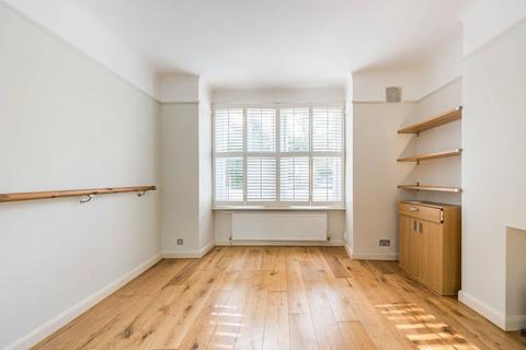 2 bedroom maisonette to rent, Blackshaw Road, Tooting Broadway, London, SW17