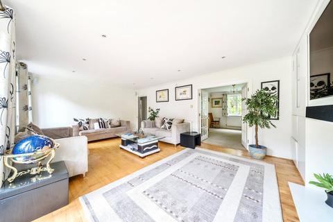 5 bedroom detached house to rent, Berrington Drive, East Horsley, Leatherhead, KT24