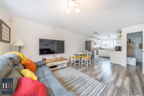 8 Oaktree Drive, Hook, RG27 9RN