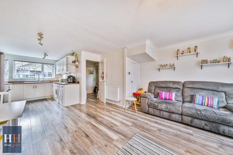 8 Oaktree Drive, Hook, RG27 9RN