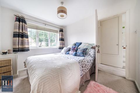 8 Oaktree Drive, Hook, RG27 9RN