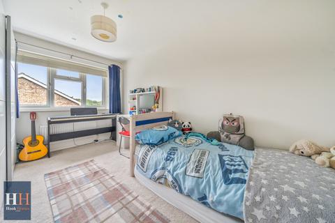 8 Oaktree Drive, Hook, RG27 9RN