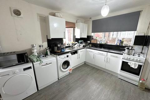 3 bedroom semi-detached house for sale, Chestnut Close, Hayes, Greater London, UB3