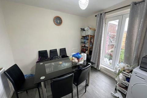 3 bedroom semi-detached house for sale, Chestnut Close, Hayes, Greater London, UB3