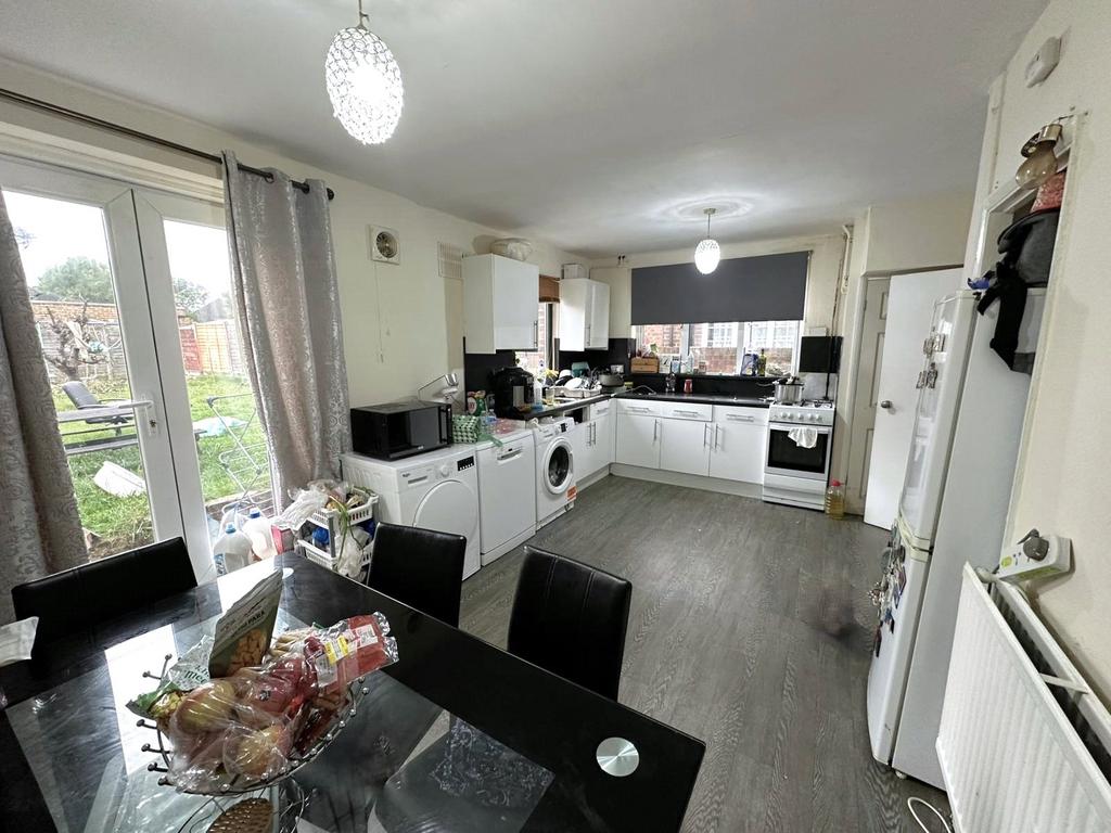 Kitchen/ Dining Room