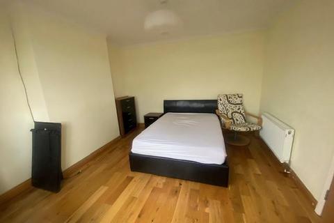 3 bedroom end of terrace house to rent, Northfield Road , EN4