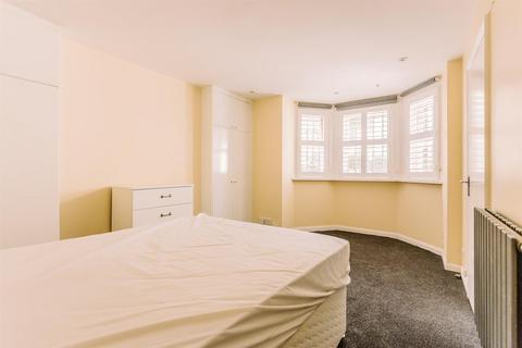 2 bedroom flat to rent, Regina Road, Finsbury Park