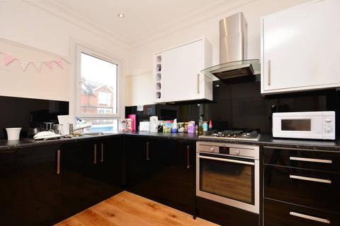 2 bedroom flat to rent, Merton Road, South Wimbledon, London, SW19