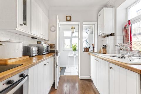 3 bedroom flat for sale, Upper Richmond Road West, East Sheen, SW14