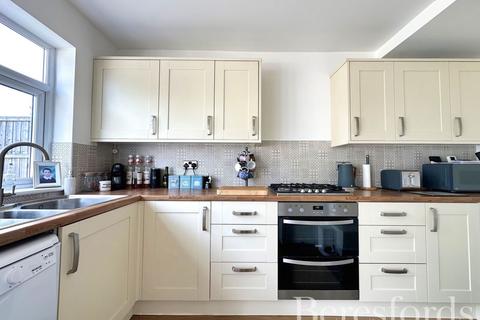 3 bedroom terraced house for sale, Saunton Road, Hornchurch, RM12