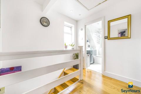 9 Ferndale, Guildford, GU3 3AX