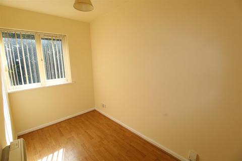 2 bedroom house to rent, Byrchen Moor Gardens, Brierley Hill