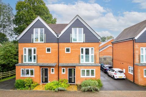 26 Four Oaks, Hurst Green, Oxted, RH8 0EZ