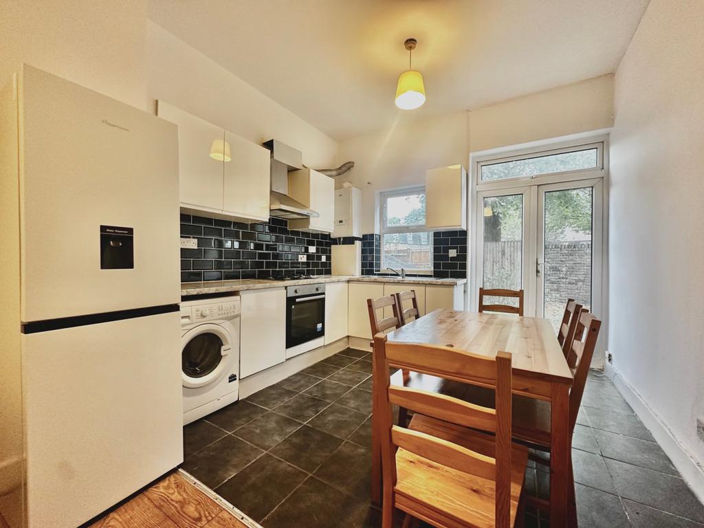 Spacious 2 bedroom flat with garden