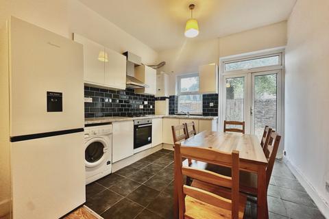 2 bedroom flat to rent, South Lambeth Road, Vauxhall, London, SW8