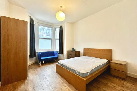 2 bedroom flat to rent, South Lambeth Road, Vauxhall, London, SW8