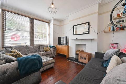 3 bedroom flat for sale, Badminton Road, Clapham South, London, SW12