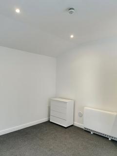 Studio to rent, High Road, Wood Green, London, N22