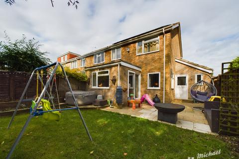 3 bedroom end of terrace house for sale, Tamar Close, Aylesbury HP21 9HG