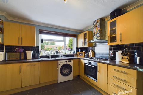 3 bedroom end of terrace house for sale, Tamar Close, Aylesbury HP21 9HG