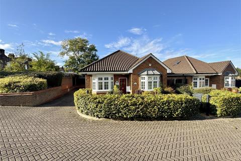 3 bedroom detached house to rent, Hogarth Close, Hitchin Road, Luton