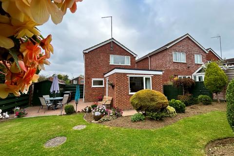 3 bedroom detached house for sale, Martyns Way, Weedon, Northampton, NN7 4RS