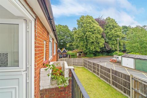 2 bedroom maisonette to rent, Garratts Lane, Banstead