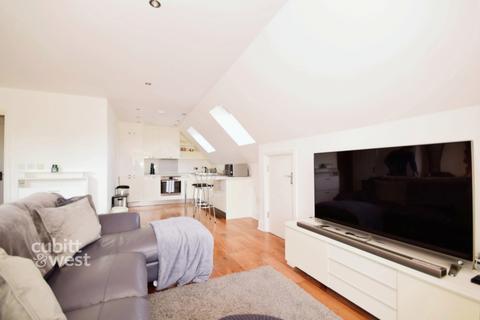 2 bedroom apartment to rent, Woodcote Valley Road Purley CR8