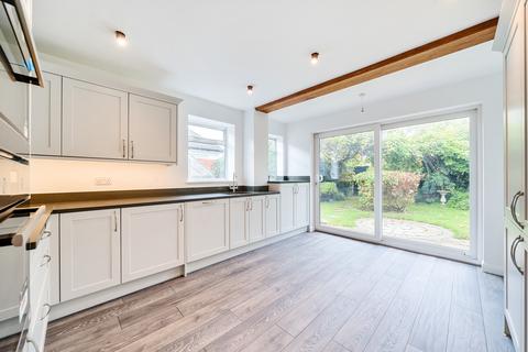 4 bedroom detached house to rent, Manor Farm Avenue, Shepperton, TW17