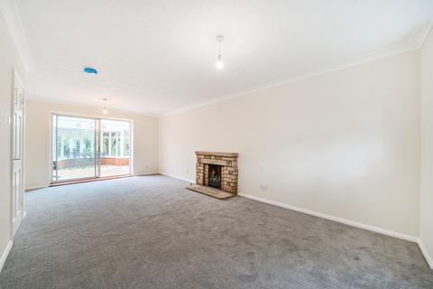 4 bedroom detached house to rent, Manor Farm Avenue, Shepperton, TW17