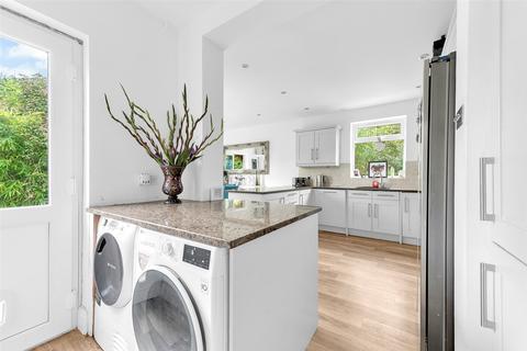 17 Daerwood Close, Bromley, BR2 8NU