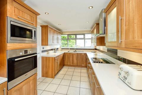 4 bedroom detached house to rent, 27 Whiteoak Drive, Bishops Wood, Stafford