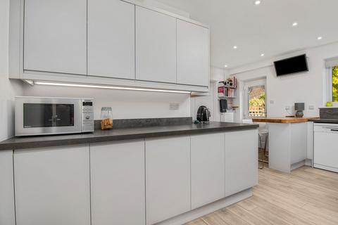 4 Avenue Road, Rushden, NN10 0SJ