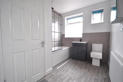 3 bedroom end of terrace house to rent, Belmont Road, Erith DA8