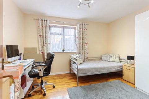 3 bedroom end of terrace house for sale, Hornbeams Rise, London