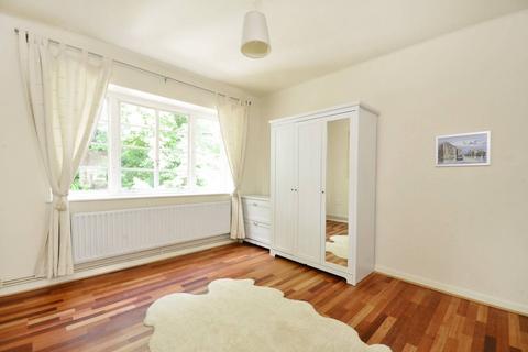 3 bedroom flat to rent, Roehampton Close, Roehampton, London, SW15