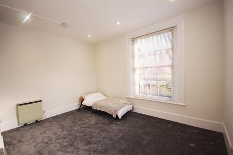 Studio to rent, Sheen Road, Richmond