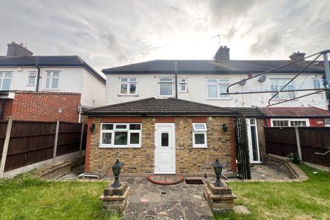 1 bedroom detached house to rent, Peterborough Gardens, Ilford, IG1