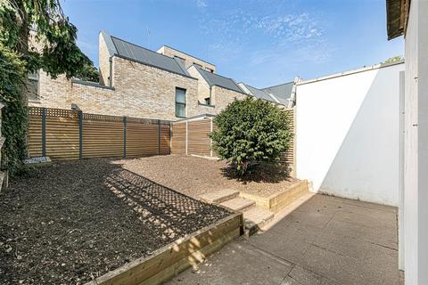 4, The Farm, 10 Princes Way, London, SW19 6QF