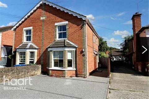 4 bedroom detached house to rent, New Road, Ascot, SL5 8PZ